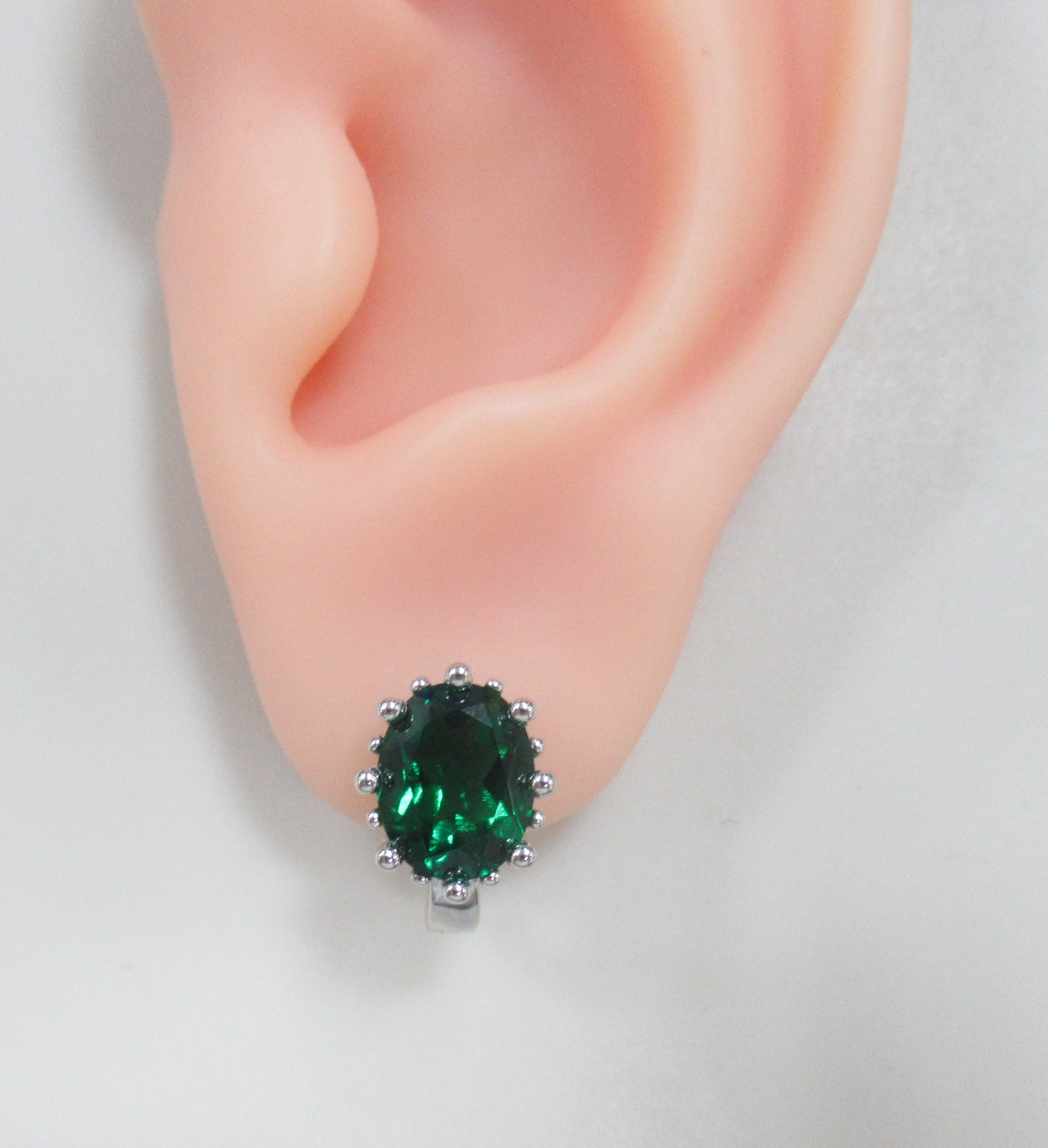 Серебряные серьги с выращенными изумрудами